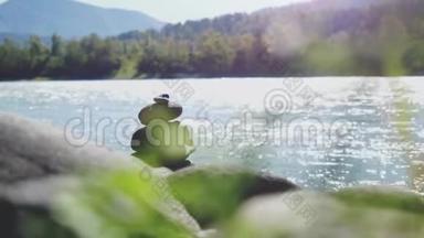 在阿尔泰共和国河滨平衡石的自然景观中，水流缓慢。 4k，3840x2160